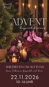 Adventsausstellung der Gärtnerei Reinwald: Floraler Adventskranz in Bordeaux und Rosa mit vier brennenden Kerzen. Veranstaltung am 22. November 2026 von 10 bis 16 Uhr.