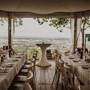 Festlich gedeckte Hochzeitstafel mit Blick in die Umgebung