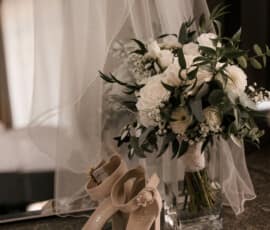 Hochzeitstisch mit weißer Blumendekoration, Kerzen und eleganter Tischgestaltung.
