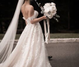 Brautstrauß zur Hochzeit mit weißen Blüten und natürlichem Grün von Gärtnerei Reinwald Heilbronn.