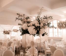 Hohe weiße Blumendekoration zur Hochzeit mit Hortensien, Rosen und Eukalyptus von Gärtnerei Reinwald Heilbronn.