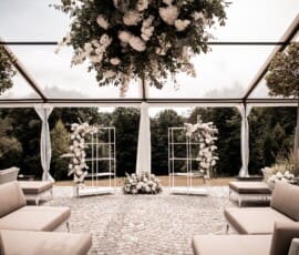 Hochzeitslounge mit weißer Blumendekoration, schwebendem Blumenschmuck und floralen Säulen von Gärtnerei Reinwald Heilbronn.