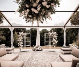 Hochzeitslounge mit weißer Blumendekoration, schwebendem Blumenschmuck und floralen Säulen von Gärtnerei Reinwald Heilbronn.