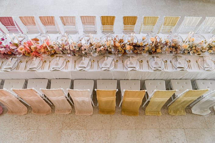 Tischdekoration mit rosa und weißen Blumen | Gärtnerei Reinwald Tischdekoration mit rosa und weißen Blumen, Glasvasen und goldenen Tellern